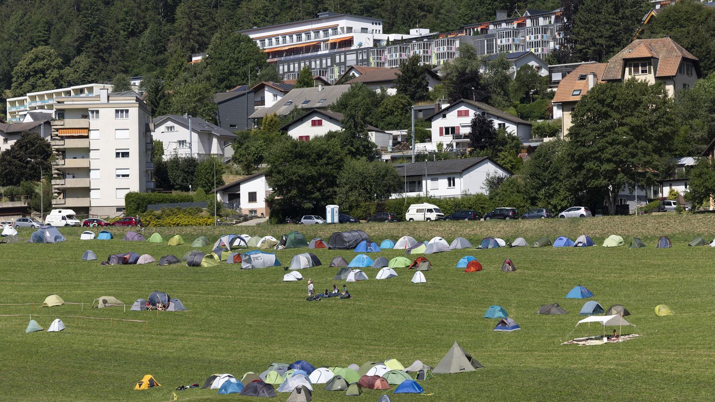 Zelte der Teilnehmer stehen während des internationalen antiautoritären Treffens "Anarchy 2023" auf dem Campinggelände