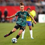 Mittelfeld: Lina Magull, Note: 3,5  Die Bayern-Spielerin kam lange kaum zu auffälligen Aktionen. Nach der Pause zeigte sie sich öfter, traf unmittelbar vor dem 3:0 den Pfosten und ließ ab und zu ihre hohe Spielintelligenz aufblitzen. Nach 64 Minuten wurde Magull ausgewechselt.