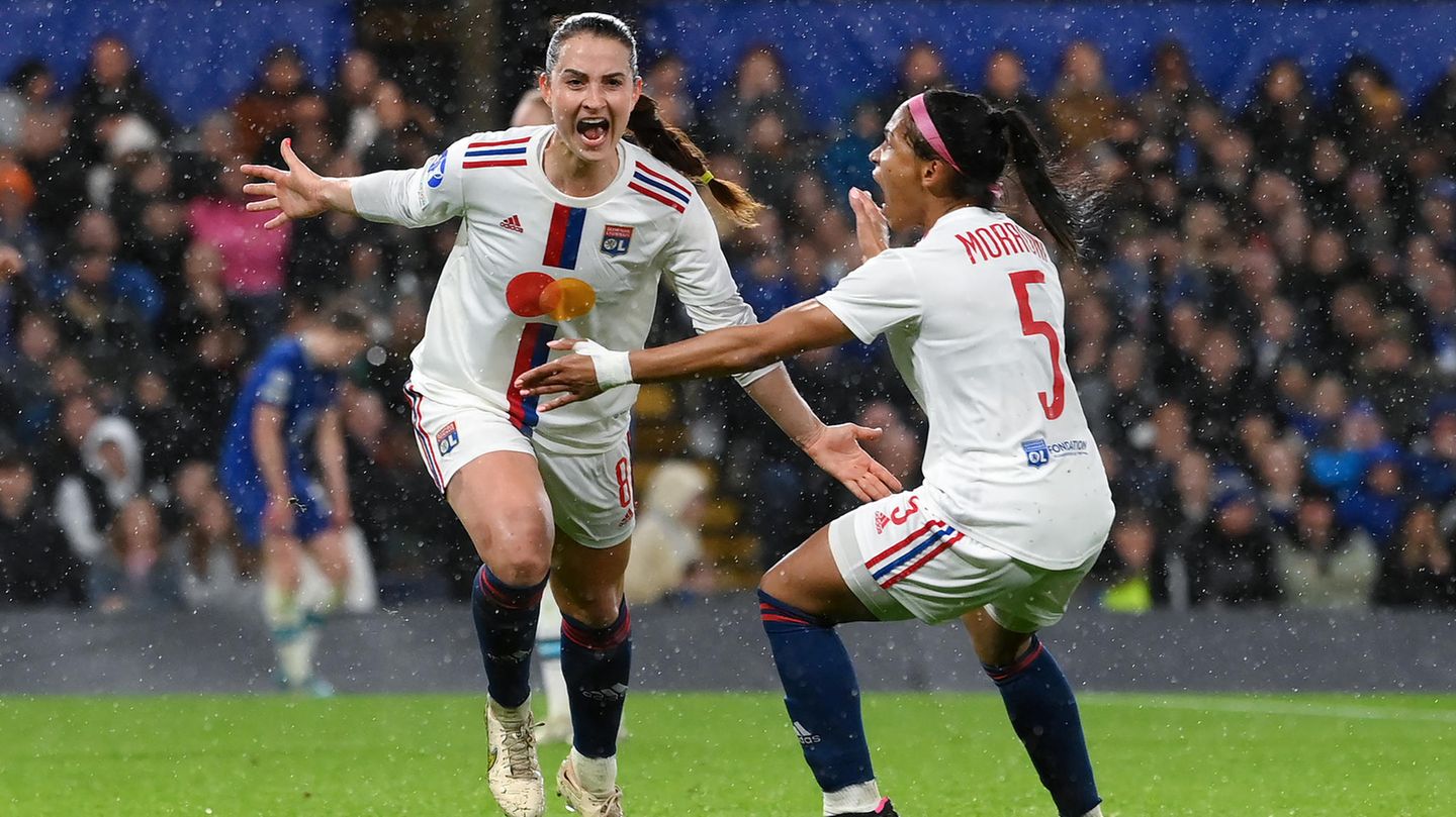 Fußball-WM 2023: Mittelfeld: Sara Däbritz, Note: 3 Ansprechpartnerin Nummer eins im deutschen Aufbauspiel, dadurch mit vielen Ballkontakten. Machte aber auch ganz vorne auf sich aufmerksam: Bei ihrem Treffer in der 33. Minute stand sie im Abseits, in der zweiten Hälfte traf sie den Pfosten. Mittelfeld: Sara Däbritz, Note: 3 Ansprechpartnerin Nummer eins im deutschen Aufbauspiel, dadurch mit vielen Ballkontakten. Machte aber auch ganz vorne auf sich aufmerksam: Bei ihrem Treffer in der 33. Minute stand sie im Abseits, in der zweiten Hälfte traf sie den Pfosten.