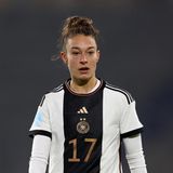 Abwehr: Felicitas Rauch, Note: 3  In der Abwehr ließ sie wenig abbrennen. Das Aufbauspiel der Wolfsburgerin ist allerdings noch ausbaufähig. Nach ihrem Eckball fiel das 5:0 durch ein Eigentor von Redouani.