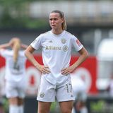 Angriff: Klara Bühl, Note: 1,5  Nach zuletzt schwächeren Leistungen war sie die aktivste und auffälligste Spielerin im deutschen Team bis zu ihrer Auswechslung in der 64. Minute. Bühl hatte nach wenigen Minuten mit einem Freistoß die erste gefährliche Aktion und sorgte auch sonst von Beginn an für viel Alarm mit ihren mutigen Dribblings. Das 2:0 bereitete sie per Ecke vor, das dritte Tor besorgte die 22-Jährige kurz nach dem Seitenwechsel per Abstauber selbst.