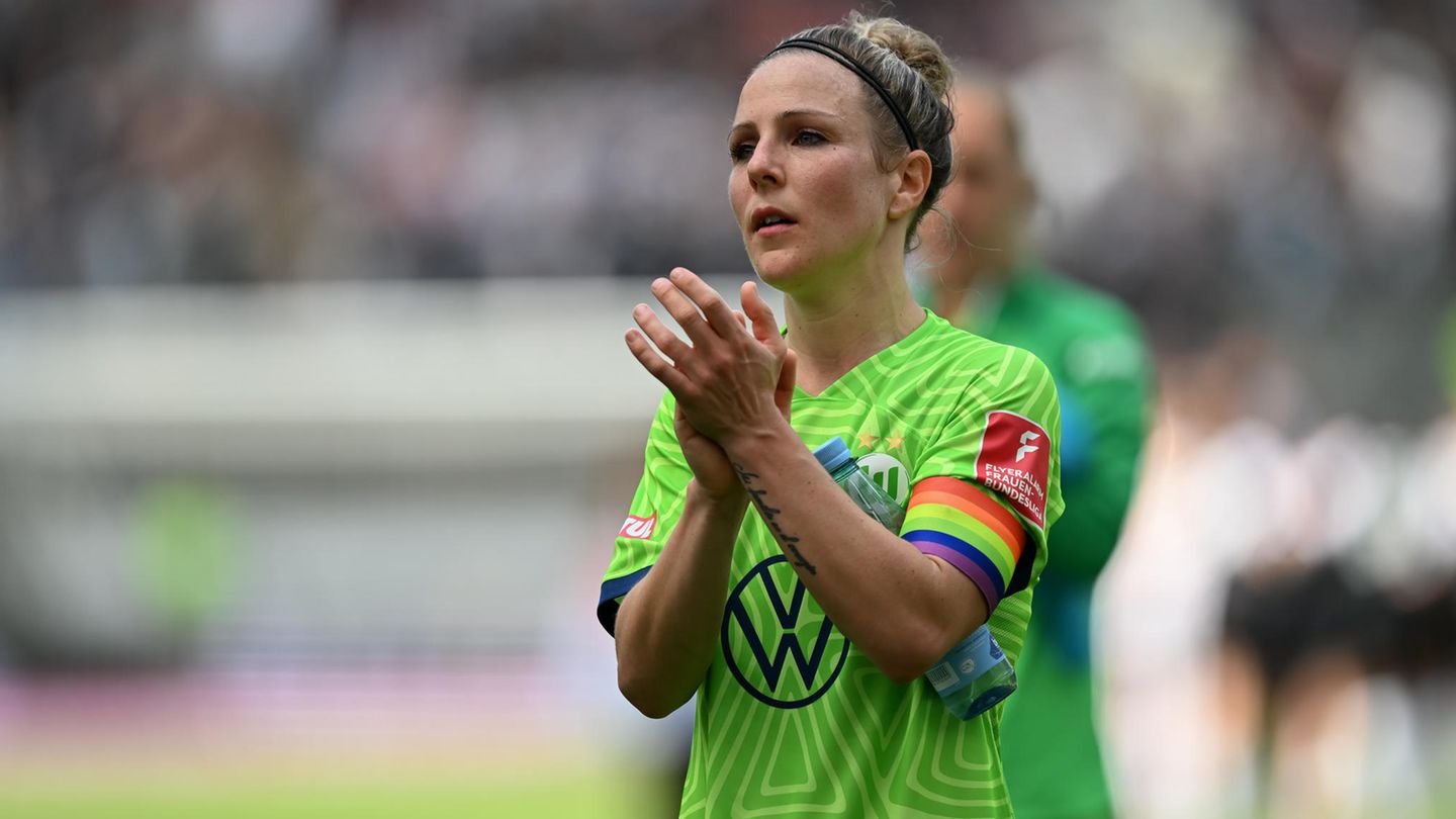 Fußball-WM 2023: Abwehr: Svenja Huth, Note: 2,5 Spielte erneut auf der eher ungewohnten Position als Rechtsverteidigerin. Die Aufgaben vor dem eigenen Strafraum erledigte sie mit ihrer Erfahrung zuverlässig, rückte aber oft auf und sorgte so für Überzahl im Offensivspiel. Zeigte damit erneut, wie wichtig sie für das Team ist. Abwehr: Svenja Huth, Note: 2,5 Spielte erneut auf der eher ungewohnten Position als Rechtsverteidigerin. Die Aufgaben vor dem eigenen Strafraum erledigte sie mit ihrer Erfahrung zuverlässig, rückte aber oft auf und sorgte so für Überzahl im Offensivspiel. Zeigte damit erneut, wie wichtig sie für das Team ist.