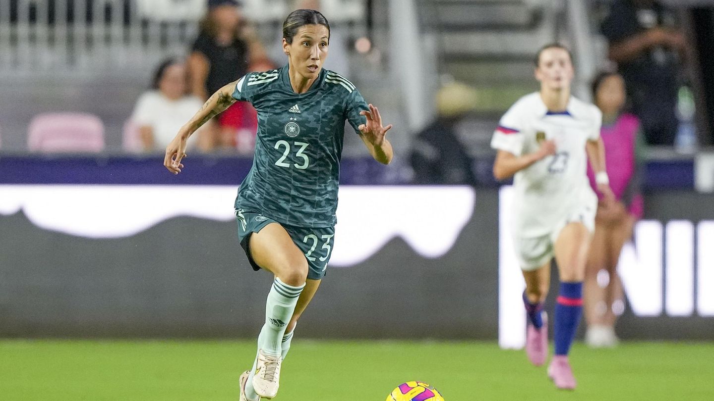 Fußball-WM 2023: Abwehr: Sara Doorsoun, Note: 3,5 Ersetzte Abwehrchefin Marina Hegering (Wadenprellung) in der Innenverteidigung. Meistens zweikampfstark und kompromisslos in der Defensive, aber auch mit schwächeren Momenten. In der ersten Halbzeit hätte ein Querschläger von ihr fast für Gefahr gesorgt. Danach hatte Doorsoun Glück, dass ein Tor der Marokkanerinnen nach ihrem Fehlpass aberkannt wurde. Abwehr: Sara Doorsoun, Note: 3,5 Ersetzte Abwehrchefin Marina Hegering (Wadenprellung) in der Innenverteidigung. Meistens zweikampfstark und kompromisslos in der Defensive, aber auch mit schwächeren Momenten. In der ersten Halbzeit hätte ein Querschläger von ihr fast für Gefahr gesorgt. Danach hatte Doorsoun Glück, dass ein Tor der Marokkanerinnen nach ihrem Fehlpass aberkannt wurde.