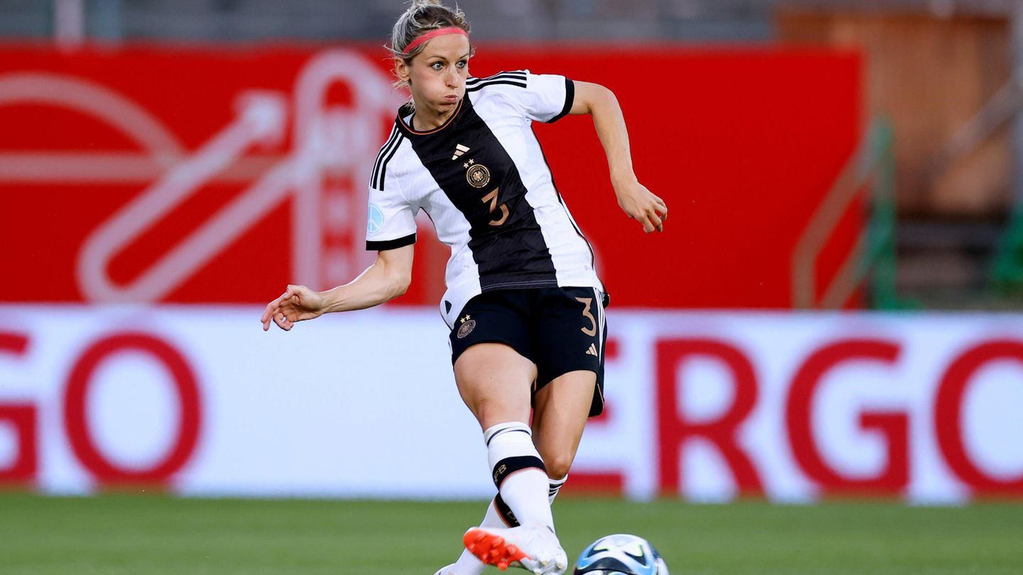 Abwehr: Kathrin Hendrich, Note: 4  Verteidigt in Durchgang eins sehr solide, im Aufbauspiel allerdings zumeist planlos und mit viel langen Bällen auf Popp, anstatt das Spiel ruhig zu eröffnen. 