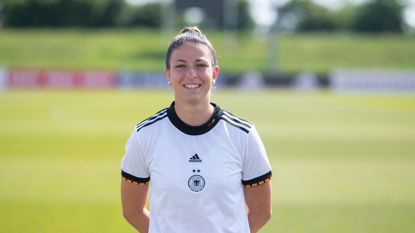 Mittelfeld: Chantal Hagel, Note: 3  Versucht sich mehrfach auch nach vorne mit ins Spiel einzubringen, gelingt ihr jedoch selten. Bei Standardsituationen blass, aber hinten solide.