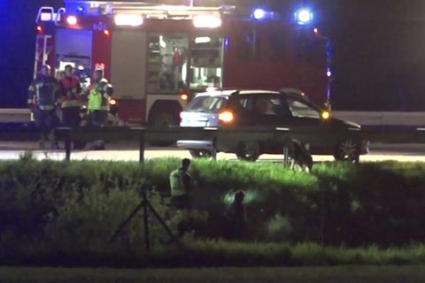 Auf dem Seitenstreifen der A9 in Brandenburg steht ein Auto mit Warnblinkern an