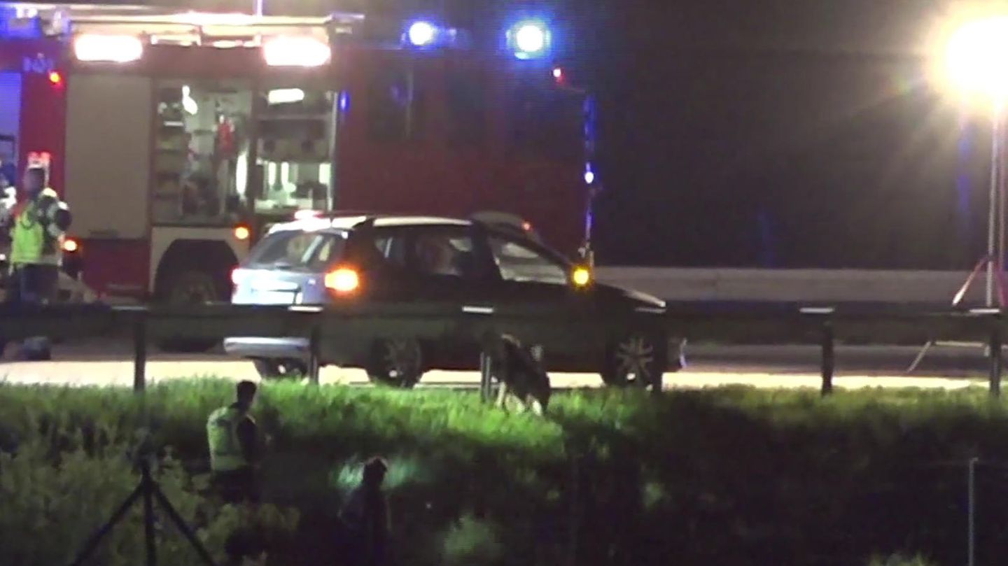Auf dem Seitenstreifen der A9 in Brandenburg steht ein Auto mit Warnblinkern an