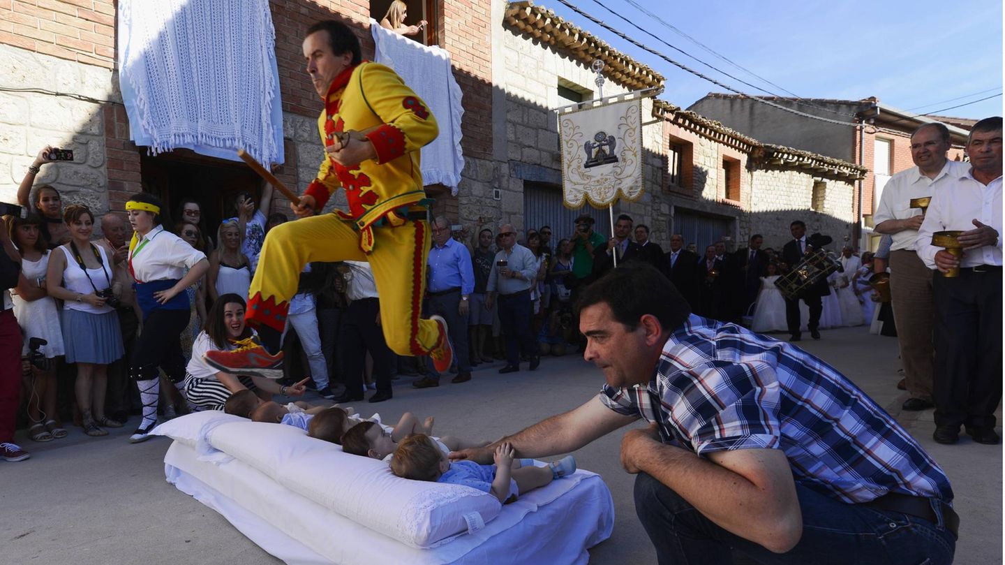 El Colacho: En un carnaval en España, los ‘diablos’ saltan sobre los niños
