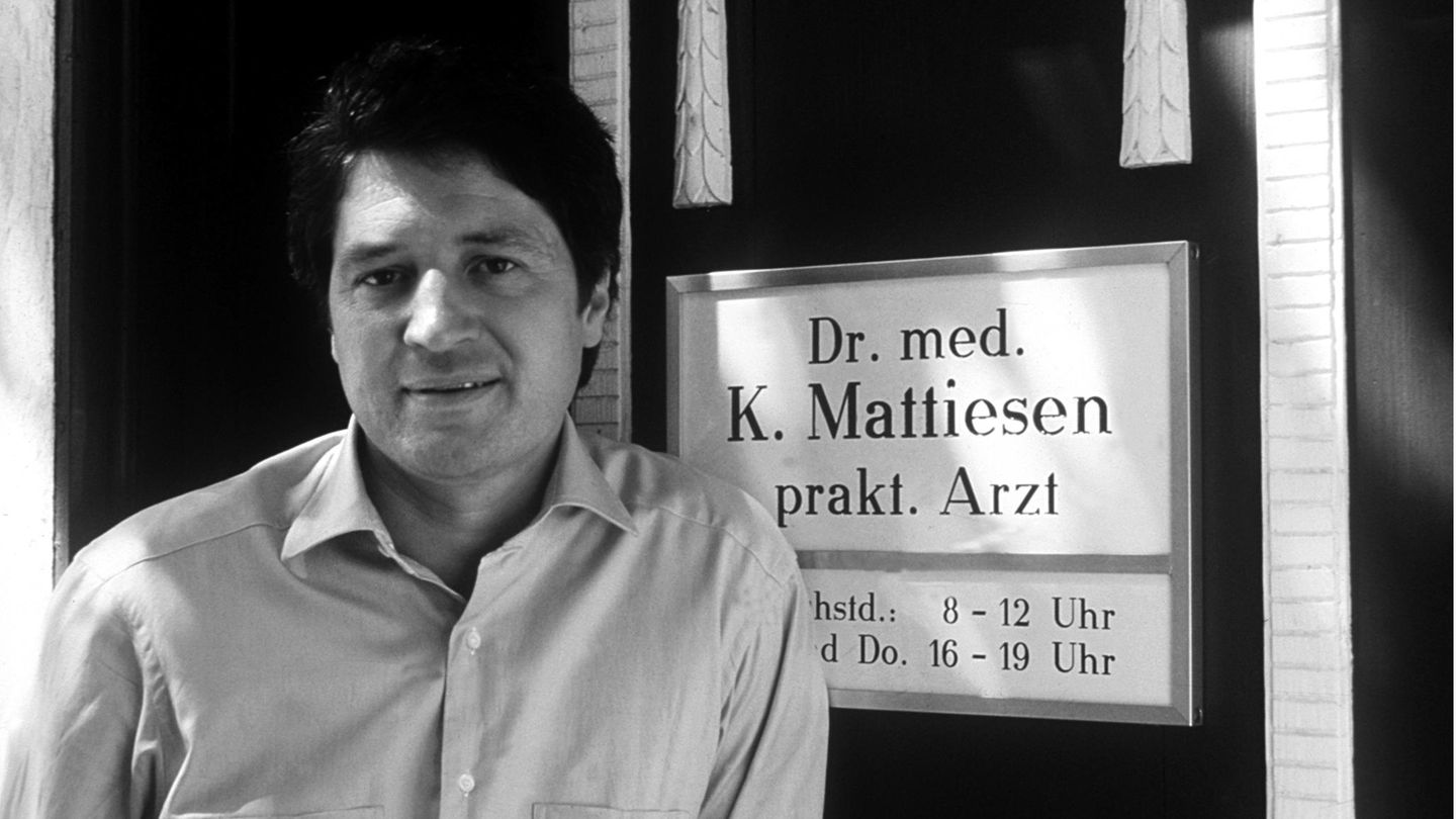 Christian Quadflieg, Schauspieler, als Dr. med. Karsten Mattiesen, aufgenommen bei Dreharbeiten zur TV-Serie "Der Landarzt"