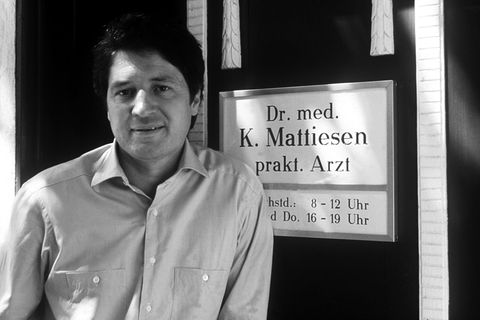 Christian Quadflieg, Schauspieler, als Dr. med. Karsten Mattiesen, aufgenommen bei Dreharbeiten zur TV-Serie "Der Landarzt"