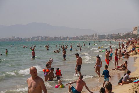 Die berühmte Playa de Palma. Auch hier machen Temperaturen über 40 Grad den Urlaubern zu schaffen