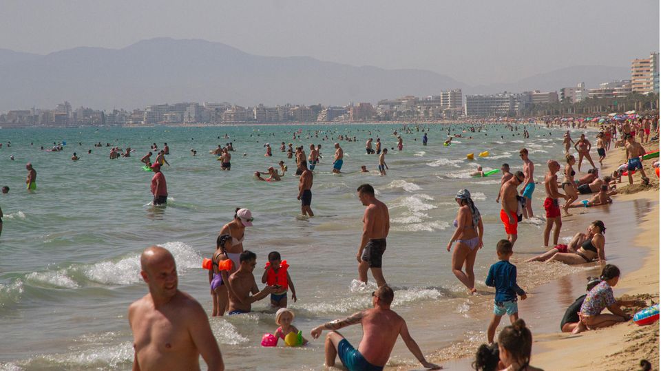 Die berühmte Playa de Palma. Auch hier machen Temperaturen über 40 Grad den Urlaubern zu schaffen