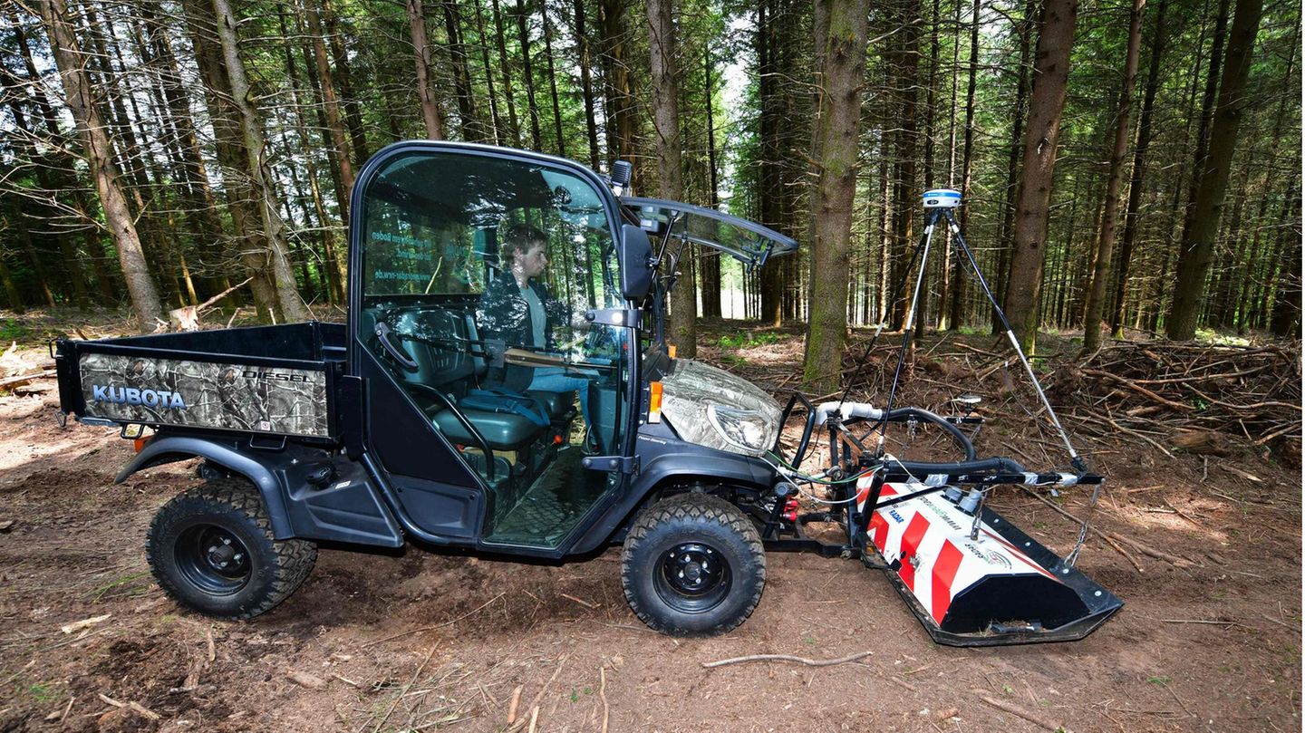 Durch einen Wald bei Meymac in Frankreich fährt ein Geländegefährt mit einem rot-weißen Bodenradar