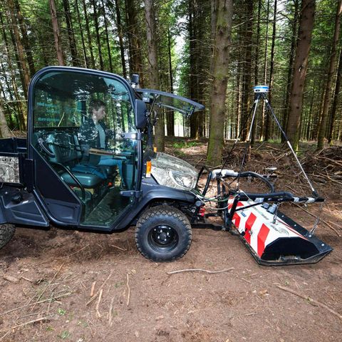 Durch einen Wald bei Meymac in Frankreich fährt ein Geländegefährt mit einem rot-weißen Bodenradar