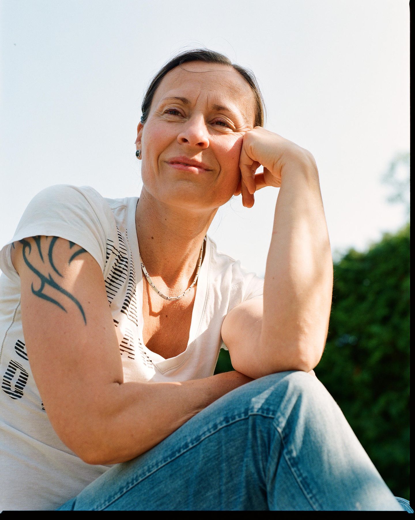 Dana Baerns Dana Baerns von "L-Support": Sie stützt ihren Kopf auf ihrer Hand ab