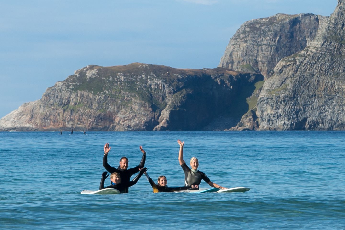 In ihrer Freizeit sind Kronprinz Haakon und Kronprinzessin Mette-Marit sehr aktiv. Gemeinsam mit den Kindern gehen sie surfen, segeln, Ski fahren oder probieren sonstige sportliche Aktivitäten aus.