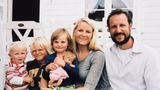 In den folgenden Jahren bekommt das Kronprinzenpaar zwei Kinder. Am 21. Januar 2004 erblickt Prinzessin Ingrid Alexandra das Licht der Welt. Am 3. Dezember 2005 macht Prinz Sverre Magnus das Familienglück perfekt.