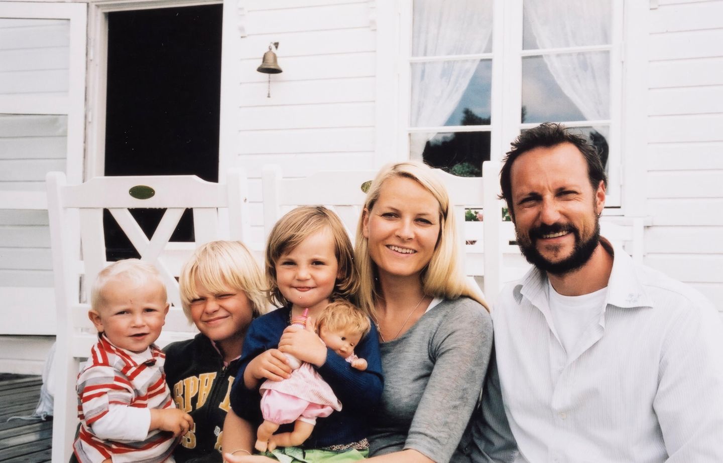In den folgenden Jahren bekommt das Kronprinzenpaar zwei Kinder. Am 21. Januar 2004 erblickt Prinzessin Ingrid Alexandra das Licht der Welt. Am 3. Dezember 2005 macht Prinz Sverre Magnus das Familienglück perfekt.