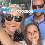 Das Verhältnis zwischen Eltern und Kindern ist sehr innig. Als Ingrid Alexandra 2022 ihren 18. Geburtstag im Kreise zahlreicher gekrönter Häupter Europas feiert, dankt sie mit stockender Stimme ihren Eltern. "Mama, wir können über alles reden. Danke, dass wir gemeinsam auf dem Sofa liegen und Serien wie 'Sex and the city' sehen können. Ich weiß zu schätzen, was du alles für mich machst. Papa, Danke, dass du mit uns Ski fahren und Surfen gehst und alle anderen Aktivitäten. Du reparierst und organisierst und bleibst ruhig, wenn der Rest von uns es nicht ist. Ich bin dankbar für deine Unterstützung und ich weiß, dass es immer so sein wird. Ich bin sehr froh, dich zu haben." Über den Jahreswechsel 2010/2011 reisen Mette-Marit und Haakon mit den drei Kindern um die Welt, damit sie andere Kulturen kennenlernen können – und um ungestörte Zeit mit der Familie zu verbringen.