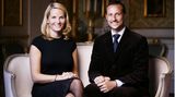 Im Oktober 2018 gibt der Palast bekannt, dass Kronprinzessin Mette-Marit an Lungenfibrose erkrankt ist. In einem Statement, das der Hof in ihrem Namen herausgibt, meldet sie sich zu Wort: "Die Krankheit bedeutet, dass der Arbeitsaufwand variiert. Der Kronprinz und ich haben uns dafür entschieden, dies jetzt bekanntzugeben, weil es künftig nötig sein wird, Perioden ohne offizielles Programm zu planen. In Verbindung mit der Behandlung und wenn die Krankheit aktiv ist, wird dies notwendig sein." In einem Interview im folgenden Jahr erklärt Mette-Marit, dass sich ihr Leben verlangsamt habe. Sie nehme sich die Zeit, um Bücher zu lesen und spazierenzugehen. Literatur ist ohnenhin eine große Leidenschaft der künftigen Königin. Doch als sie 2019 ihren Literaturzug von Norwegen nach Deutschland bringt und von Berlin zur Frankfurter Buchmesse fährt, muss Haakon abends allein einen Termin absolvieren. 2023 gibt er der Zeitung "Aftenposten" ein Interview und erklärt darin, dass ihn der Umgang seiner Frau mit ihrer Krankheit beeindruckt habe. "Es ist eine ernste Diagnose und eine chronische Krankheit."