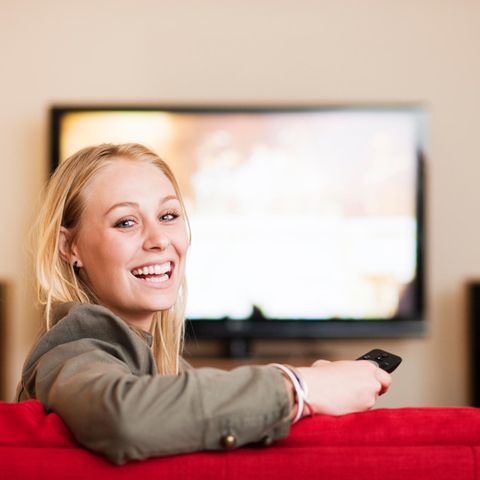 Soundbars Frau vor dem Fernseher