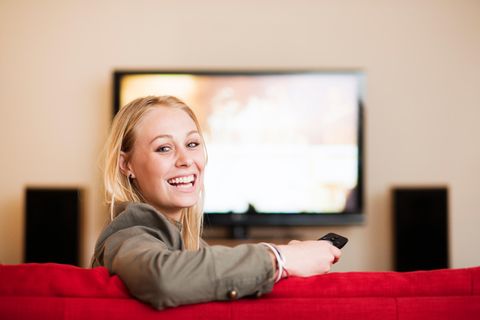 Soundbars Frau vor dem Fernseher
