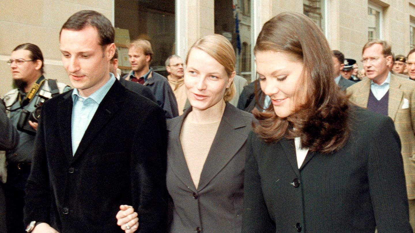 Ihren ersten großen Auftritt nach der Verlobung hat Mette-Marit Tjessem Høiby im Frühjahr 2001 in Luxemburg. Das Großherzogliche Paar hatte eingeladen und neben Kronprinz Haakon und seiner Verlobten ist unter anderem auch Kronprinzessin Victoria von Schweden gekommen.