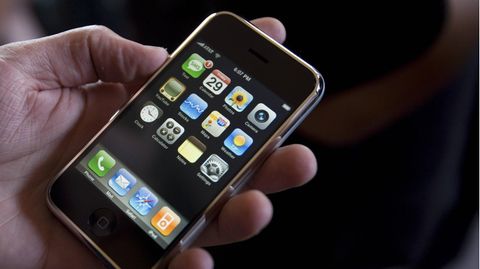 Ein Mann hält 2007 das erste iPhone von Apple in der Hand