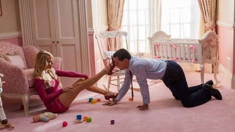 Ihr Durchbruch folgte aber erst wenig später, an der Seite von Leonardo DiCaprio in "The Wolf of Wall Street". In dem oscarnominierten Drama spielt sie DiCaprios attraktive Ehefrau. In einem Interview sagte Robbie damals, sie sei vor dem Dreh der Sexszenen so nervös gewesen, dass sie zunächst drei Tequila-Shots trank, um ihre Nerven zu beruhigen – mit Erfolg. Mit der Rolle in dem Kino-Hit war sie in Hollywood offiziell angekommen, zumindest karrieretechnisch.