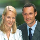 Bei einem Musikfestival in ihrer Heimatstadt Kristiansand soll es 1999 gefunkt haben. Kronprinz Haakon von Norwegen trifft auf die alleinerziehende Mutter Mette-Marit Tjessem Høiby. Sie, eine junge Frau, die sich in Kreisen bewegte, die laut eigener Aussage "Grenzen testete". Sie bekam ein Kind von einem Mann, der wegen Drogendelikten verurteilt wurde. Der Mann, den sie 1999 lieben lernte, hatte einen völlig anderen Hintergrund. Er ist der Königssohn, wird eines Tages selbst den norwegischen Thron besteigen. Haakon hatte zwar vorher schon Liebschaften, aber als seine Beziehung mit Mette-Marit bekannt wird, bricht die Hölle los. Die Medien erforschen die Vergangenheit der Prinzessin in spe. Doch Haakon geht nach einem Dreivierteljahr in die Offensive, bestätigt die Party-Vergangenheit seiner Freundin und bittet darum, dem Paar Zeit zu geben. Am 1. Dezember desselben Jahres gibt der Palast die Verlobung von Haakon und Mette-Marit bekannt. Bei der offiziellen Pressekonferenz verliest sie unter Tränen eine Entschuldigung. "Ich nutze diese Gelegenheit, um mich von Drogen zu distanzieren", betont sie. Es tue ihr Leid, dass sie viele Menschen verletzt habe. "Unglücklicherweise kann ich diese Entscheidungen nicht noch einmal treffen, egal, wie sehr ich es möchte." Jetzt sei sie stärker und bereit für ihre neue Rolle.