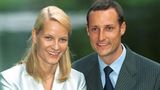 Bei einem Musikfestival in ihrer Heimatstadt Kristiansand soll es 1999 gefunkt haben. Kronprinz Haakon von Norwegen trifft auf die alleinerziehende Mutter Mette-Marit Tjessem Høiby. Sie, eine junge Frau, die sich in Kreisen bewegte, die laut eigener Aussage "Grenzen testete". Sie bekam ein Kind von einem Mann, der wegen Drogendelikten verurteilt wurde. Der Mann, den sie 1999 lieben lernte, hatte einen völlig anderen Hintergrund. Er ist der Königssohn, wird eines Tages selbst den norwegischen Thron besteigen. Haakon hatte zwar vorher schon Liebschaften, aber als seine Beziehung mit Mette-Marit bekannt wird, bricht die Hölle los. Die Medien erforschen die Vergangenheit der Prinzessin in spe. Doch Haakon geht nach einem Dreivierteljahr in die Offensive, bestätigt die Party-Vergangenheit seiner Freundin und bittet darum, dem Paar Zeit zu geben. Am 1. Dezember desselben Jahres gibt der Palast die Verlobung von Haakon und Mette-Marit bekannt. Bei der offiziellen Pressekonferenz verliest sie unter Tränen eine Entschuldigung. "Ich nutze diese Gelegenheit, um mich von Drogen zu distanzieren", betont sie. Es tue ihr Leid, dass sie viele Menschen verletzt habe. "Unglücklicherweise kann ich diese Entscheidungen nicht noch einmal treffen, egal, wie sehr ich es möchte." Jetzt sei sie stärker und bereit für ihre neue Rolle.