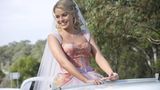 ... und konnte 2008 eine Gastrolle in der in Australien beliebten Soap-Serie "Neighbours" ergattern, die mittlerweile die am längsten laufende Serie in der australischen Fernsehgeschichte und eine der längsten Fernsehserien weltweit ist. Schnell wurde aus der ursprünglichen Gastrolle der Donna Freedman eine Hauptrolle, die Robbie in insgesamt 311 Episoden übernahm. Danach spielte die damals 20-Jährige im Actionstreifen "Vigilante" sowie im Thriller "I.C.U." mit. In Australien war Robbie zu diesem Zeitpunkt bereits ein kleiner Star und gleich mehrfach für den Logie Award, einem wichtigen australischen Fernsehpreis, nominiert. 