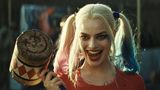 Erst Soaps, dann Hollywood : Ihre Wandelbarkeit bewies Robbie wenig später in der Rolle der Antiheldin Harley Quinn im Action-Hit "Suicide Squad" an der Seite von Jared Leto, Will Smith und Cara Delevingne. Für die damals 26-Jährige eine einzigartige Erfahrung. Wie sie erzählt, seien die Dreharbeiten extrem gewesen. Sie habe sich für die Actionszenen aus ihrer Komfortzone bewegen und an ihre Grenzen gehen müssen. Das wurde belohnt: Für ihren Auftritt bekam sie den Critics’ Choice Movie Award in der Kategorie "Best Actress in an Action Movie" (dt. Beste Schauspielerin in einem Actionfilm) sowie den People’s Choice Award für die "Favorite Action Movie Actress" (dt. Beste Action-Darstellerin). Ihre Wandelbarkeit bewies Robbie wenig später in der Rolle der Antiheldin Harley Quinn im Action-Hit "Suicide Squad" an der Seite von Jared Leto, Will Smith und Cara Delevingne. Für die damals 26-Jährige eine einzigartige Erfahrung. Wie sie erzählt, seien die Dreharbeiten extrem gewesen. Sie habe sich für die Actionszenen aus ihrer Komfortzone bewegen und an ihre Grenzen gehen müssen. Das wurde belohnt: Für ihren Auftritt bekam sie den Critics’ Choice Movie Award in der Kategorie "Best Actress in an Action Movie" (dt. Beste Schauspielerin in einem Actionfilm) sowie den People’s Choice Award für die "Favorite Action Movie Actress" (dt. Beste Action-Darstellerin).