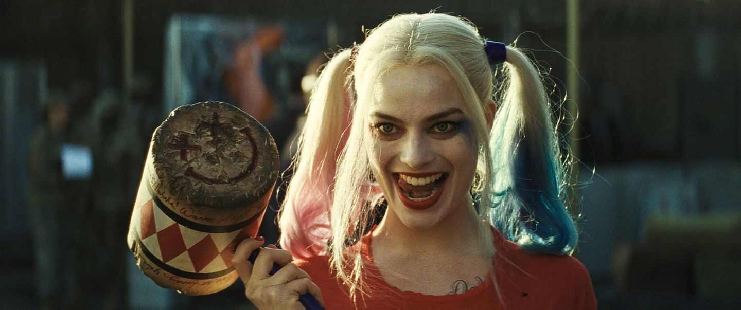 Erst Soaps, dann Hollywood : Ihre Wandelbarkeit bewies Robbie wenig später in der Rolle der Antiheldin Harley Quinn im Action-Hit "Suicide Squad" an der Seite von Jared Leto, Will Smith und Cara Delevingne. Für die damals 26-Jährige eine einzigartige Erfahrung. Wie sie erzählt, seien die Dreharbeiten extrem gewesen. Sie habe sich für die Actionszenen aus ihrer Komfortzone bewegen und an ihre Grenzen gehen müssen. Das wurde belohnt: Für ihren Auftritt bekam sie den Critics’ Choice Movie Award in der Kategorie "Best Actress in an Action Movie" (dt. Beste Schauspielerin in einem Actionfilm) sowie den People’s Choice Award für die "Favorite Action Movie Actress" (dt. Beste Action-Darstellerin). Ihre Wandelbarkeit bewies Robbie wenig später in der Rolle der Antiheldin Harley Quinn im Action-Hit "Suicide Squad" an der Seite von Jared Leto, Will Smith und Cara Delevingne. Für die damals 26-Jährige eine einzigartige Erfahrung. Wie sie erzählt, seien die Dreharbeiten extrem gewesen. Sie habe sich für die Actionszenen aus ihrer Komfortzone bewegen und an ihre Grenzen gehen müssen. Das wurde belohnt: Für ihren Auftritt bekam sie den Critics’ Choice Movie Award in der Kategorie "Best Actress in an Action Movie" (dt. Beste Schauspielerin in einem Actionfilm) sowie den People’s Choice Award für die "Favorite Action Movie Actress" (dt. Beste Action-Darstellerin).