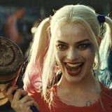 Ihre Wandelbarkeit bewies Robbie wenig später in der Rolle der Antiheldin Harley Quinn im Action-Hit "Suicide Squad" an der Seite von Jared Leto, Will Smith und Cara Delevingne. Für die damals 26-Jährige eine einzigartige Erfahrung. Wie sie erzählt, seien die Dreharbeiten extrem gewesen. Sie habe sich für die Actionszenen aus ihrer Komfortzone bewegen und an ihre Grenzen gehen müssen. Das wurde belohnt: Für ihren Auftritt bekam sie den Critics’ Choice Movie Award in der Kategorie "Best Actress in an Action Movie" (dt. Beste Schauspielerin in einem Actionfilm) sowie den People’s Choice Award für die "Favorite Action Movie Actress" (dt. Beste Action-Darstellerin).