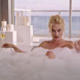 Die nächsten Hits ließen nicht lange auf sich warten. Bei "The Big Short" stand Robbie mit Mega-Stars wie Steve Carell, Christian Bale, Brad Pitt, Marisa Tomei sowie Ryan Gosling vor der Kamera und spielte sich selbst. Als Megastar Margot Robbie erklärte sie den Zuschauern gleich mehrfach wichtige Aspekte der 2007er-Finanzkrise.  An der Seite von Will Smith sah man sie wenig später in "Focus", wo sie die Ganovin Jess Barrett verkörperte, die auf den Trickbetrüger Nicky Spurgeon trifft und sich mit ihm zusammentut, um reiche Menschen zu betrügen und zu bestehlen. Noch im selben Jahr sicherte sich Robbie eine weitere Megarolle im Science-Fiction-Drama "Z for Zachariah – Das letzte Kapitel der Menschheit".