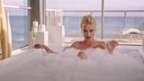 Die nächsten Hits ließen nicht lange auf sich warten. Bei "The Big Short" stand Robbie mit Mega-Stars wie Steve Carell, Christian Bale, Brad Pitt, Marisa Tomei sowie Ryan Gosling vor der Kamera und spielte sich selbst. Als Megastar Margot Robbie erklärte sie den Zuschauern gleich mehrfach wichtige Aspekte der 2007er-Finanzkrise.  An der Seite von Will Smith sah man sie wenig später in "Focus", wo sie die Ganovin Jess Barrett verkörperte, die auf den Trickbetrüger Nicky Spurgeon trifft und sich mit ihm zusammentut, um reiche Menschen zu betrügen und zu bestehlen. Noch im selben Jahr sicherte sich Robbie eine weitere Megarolle im Science-Fiction-Drama "Z for Zachariah – Das letzte Kapitel der Menschheit".