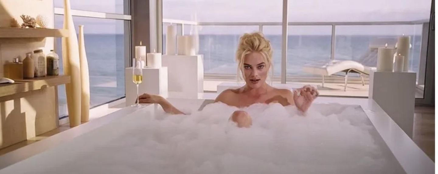 Erst Soaps, dann Hollywood : Die nächsten Hits ließen nicht lange auf sich warten. Bei "The Big Short" stand Robbie mit Mega-Stars wie Steve Carell, Christian Bale, Brad Pitt, Marisa Tomei sowie Ryan Gosling vor der Kamera und spielte sich selbst. Als Megastar Margot Robbie erklärte sie den Zuschauern gleich mehrfach wichtige Aspekte der 2007er-Finanzkrise. An der Seite von Will Smith sah man sie wenig später in "Focus", wo sie die Ganovin Jess Barrett verkörperte, die auf den Trickbetrüger Nicky Spurgeon trifft und sich mit ihm zusammentut, um reiche Menschen zu betrügen und zu bestehlen. Noch im selben Jahr sicherte sich Robbie eine weitere Megarolle im Science-Fiction-Drama "Z for Zachariah – Das letzte Kapitel der Menschheit". Die nächsten Hits ließen nicht lange auf sich warten. Bei "The Big Short" stand Robbie mit Mega-Stars wie Steve Carell, Christian Bale, Brad Pitt, Marisa Tomei sowie Ryan Gosling vor der Kamera und spielte sich selbst. Als Megastar Margot Robbie erklärte sie den Zuschauern gleich mehrfach wichtige Aspekte der 2007er-Finanzkrise. An der Seite von Will Smith sah man sie wenig später in "Focus", wo sie die Ganovin Jess Barrett verkörperte, die auf den Trickbetrüger Nicky Spurgeon trifft und sich mit ihm zusammentut, um reiche Menschen zu betrügen und zu bestehlen. Noch im selben Jahr sicherte sich Robbie eine weitere Megarolle im Science-Fiction-Drama "Z for Zachariah – Das letzte Kapitel der Menschheit".