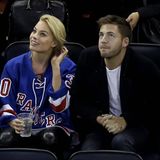 Privat zog es Robbie nämlich nach London. Hier gründete sie gemeinsam mit fünf Freunden eine WG – und fast gleichzeitig mit ihrem heutigen Ehemann – dem britischen Regieassistenten Tom Ackerley – sowie mit "Dreamland"-Regisseurin Josey McNamara und Produzentin Sophia Kerr ihre eigene Produktionsfirma. Die erste Veröffentlichung von LuckyChap Entertainment war der Film "I, Tonya" im Jahr 2017, bei dem Robbie selbst die Hauptrolle übernahm. Ackerley und Robbie lernten sich kurz zuvor beim Dreh von "Suite française – Melodie der Liebe" kennen und lieben. 