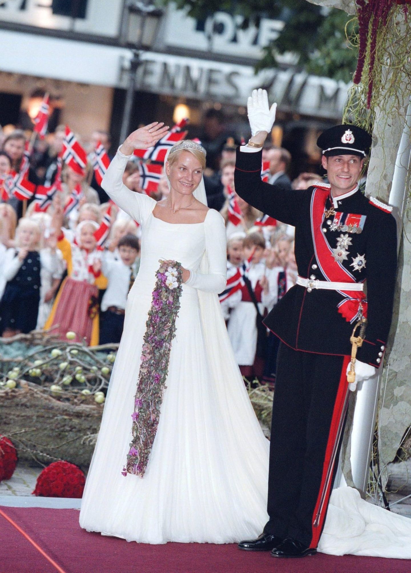 Am 25. August 2011 geben sich Kronprinz Haakon von Norwegen und Mette-Marit Tjessem Høiby in der Osloer Kathedrale das Jawort. Die Braut trägt ein Kleid des norwegischen Designers Ove Harder Finseth. Neben dem langen Brautstrauß sticht vor allem Mette-Marits Tiara heraus. Die Diamant-Tiara mit Blumen-Design ist ein Hochzeitsgeschenk von König Harald und Königin Sonja.
