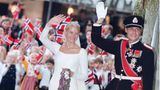 Am 25. August 2011 geben sich Kronprinz Haakon von Norwegen und Mette-Marit Tjessem Høiby in der Osloer Kathedrale das Jawort. Die Braut trägt ein Kleid des norwegischen Designers Ove Harder Finseth. Neben dem langen Brautstrauß sticht vor allem Mette-Marits Tiara heraus. Die Diamant-Tiara mit Blumen-Design ist ein Hochzeitsgeschenk von König Harald und Königin Sonja.