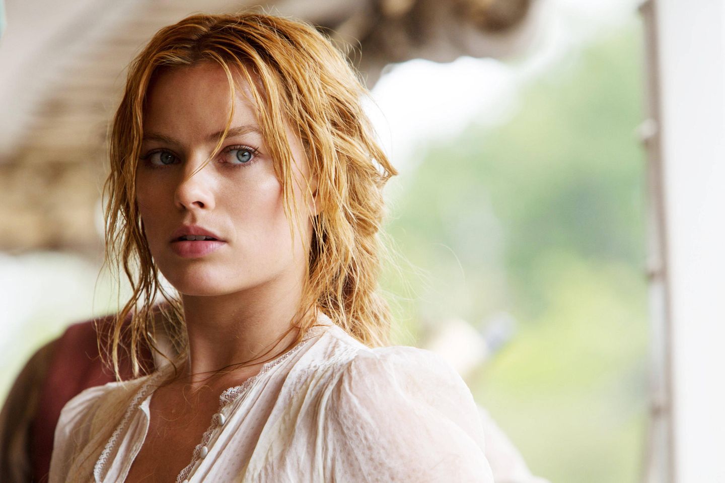 Erst Soaps, dann Hollywood : Robbie in ihrer Rolle als Jane in "Legend of Tarzan" (2016). Geboren wurde die 33-Jährige an der australischen Gold Coast und wuchs zusammen mit drei Geschwistern bei ihren Großeltern auf. Ihre Mutter war alleinerziehend und als Physiotherapeutin tätig, ihr Vater war Farmer. Nach ihrem Schulabschluss 2007 am dortigen Somerset College, ging sie nach Melbourne, um sich den Traum einer Schauspielkarriere zu erfüllen. Hier sprach sie für kleine Rollen vor ... Somerset College. Sie ergatterte kleine Rollen in australischen Serien, sprach 2008 für die populäre Serie "Neighbours - Nachbarn" vor und bekam zunächst eine Gastrolle. Aus der ursprünglichen Gastrolle der Donna Freedman wurde eine reguläre Rolle, die Robbie in 311 Episoden (später als Donna Brown) spielte. Für Regisseur Ash Aaron trat sie 2008/09 im Selbstjustiz-Actionfilm "Vigilante" als Opfer und im Thriller "I.C.U." (auch Co-Produzentin) als Teenager auf, der mit Freunden einen Serienmörder verfolgt. Seit 2011 in den USA, spielte sie in der Serie "PanAm" (ABC) in 14 Episoden eine Stewardess und in Richard Curtis' romantischer Komödie "Alles eine Frage der Zeit" (2013) die hübsche Charlotte, die ihren Freund (Domhnall Gleeson) an eine andere (Rachel McAdams) verliert. Robbie in ihrer Rolle als Jane in "Legend of Tarzan" (2016). Geboren wurde die 33-Jährige an der australischen Gold Coast und wuchs zusammen mit drei Geschwistern bei ihren Großeltern auf. Ihre Mutter war alleinerziehend und als Physiotherapeutin tätig, ihr Vater war Farmer. Nach ihrem Schulabschluss 2007 am dortigen Somerset College, ging sie nach Melbourne, um sich den Traum einer Schauspielkarriere zu erfüllen. Hier sprach sie für kleine Rollen vor ... Somerset College. Sie ergatterte kleine Rollen in australischen Serien, sprach 2008 für die populäre Serie "Neighbours - Nachbarn" vor und bekam zunächst eine Gastrolle. Aus der ursprünglichen Gastrolle der Donna Freedman wurde eine reguläre Rolle, die Robbie in 311 Episoden (später als Donna Brown) spielte. Für Regisseur Ash Aaron trat sie 2008/09 im Selbstjustiz-Actionfilm "Vigilante" als Opfer und im Thriller "I.C.U." (auch Co-Produzentin) als Teenager auf, der mit Freunden einen Serienmörder verfolgt. Seit 2011 in den USA, spielte sie in der Serie "PanAm" (ABC) in 14 Episoden eine Stewardess und in Richard Curtis' romantischer Komödie "Alles eine Frage der Zeit" (2013) die hübsche Charlotte, die ihren Freund (Domhnall Gleeson) an eine andere (Rachel McAdams) verliert.