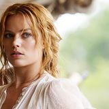 Robbie in ihrer Rolle als Jane in "Legend of Tarzan" (2016). Geboren wurde die 33-Jährige an der australischen Gold Coast und wuchs zusammen mit drei Geschwistern bei ihren Großeltern auf. Ihre Mutter war alleinerziehend und als Physiotherapeutin tätig, ihr Vater war Farmer. Nach ihrem Schulabschluss 2007 am dortigen Somerset College, ging sie nach Melbourne, um sich den Traum einer Schauspielkarriere zu erfüllen. Hier sprach sie für kleine Rollen vor ...       Somerset College. Sie ergatterte kleine Rollen in australischen Serien, sprach 2008 für die populäre Serie "Neighbours - Nachbarn" vor und bekam zunächst eine Gastrolle. Aus der ursprünglichen Gastrolle der Donna Freedman wurde eine reguläre Rolle, die Robbie in 311 Episoden (später als Donna Brown) spielte. Für Regisseur Ash Aaron trat sie 2008/09 im Selbstjustiz-Actionfilm "Vigilante" als Opfer und im Thriller "I.C.U." (auch Co-Produzentin) als Teenager auf, der mit Freunden einen Serienmörder verfolgt. Seit 2011 in den USA, spielte sie in der Serie "PanAm" (ABC) in 14 Episoden eine Stewardess und in Richard Curtis' romantischer Komödie "Alles eine Frage der Zeit" (2013) die hübsche Charlotte, die ihren Freund (Domhnall Gleeson) an eine andere (Rachel McAdams) verliert.