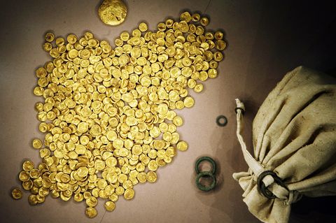 Der keltische Goldschatz ist im Kelten- und Römermuseum bei Ingolstadt ausgestellt. Der größte keltische Goldfund des 20. Jahrhunderts wurde 1999 gefunden, im November 2022 hatten Einbrecher die Goldmünzen gestohlen.