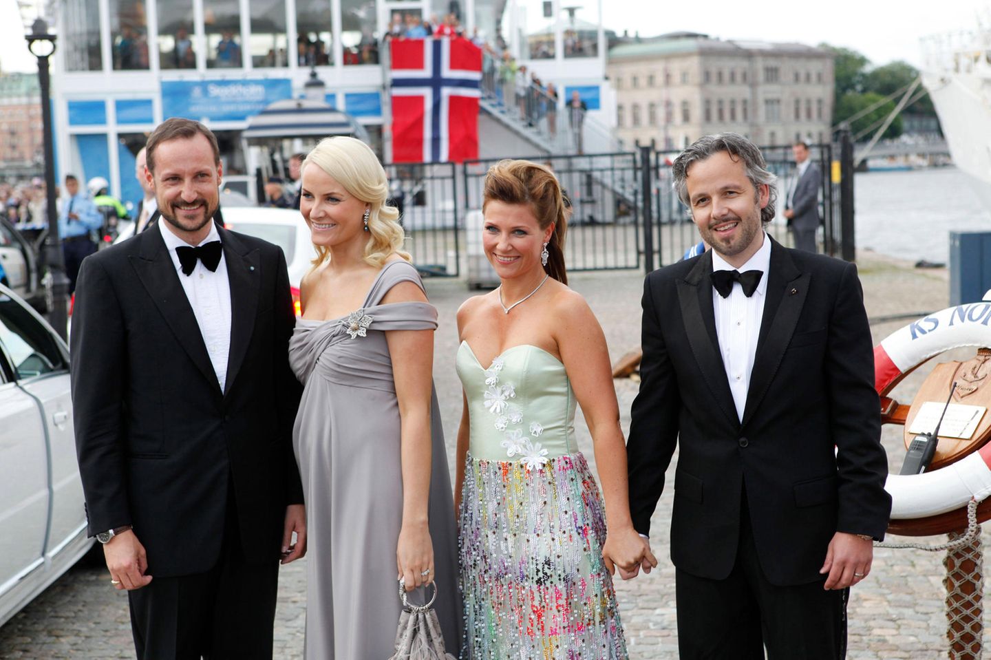 Am 1. Weihnachtsfeiertag 2019 ereilt die norwegische Königsfamilie eine traurige Nachricht: Ari Behn, Ex-Mann von Haakons Schwester Märtha Louise hat Suizid begangen. Der Künstler war depressiv. Im Interview mit "Aftenposten" erzählt der Kronprinz: "Ich vermisse Ari. Wir reden viel über ihn." Die Familie erinnere an die vielen schönen Momente. "Es ist so unglaublich traurig, dass er nicht mehr da ist", sagt Haakon. Als Ari Behn Anfang Januar 2020 beerdigt wird, kommt die gesamte Königsfamilie mit der Familie des Verstorbenen zusammen. Behn hinterlässt drei Kinder mit der Königstochter. "Wir standen einander immer sehr nah und sie war immer sehr wichtig", sagt Haakon über Märtha Louise. "Ich bin glücklich, dass ich eine gute Beziehung mit meiner Schwester habe." Dies gelte auch für ihren Verlobten Durek Verrett.