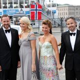 Am 1. Weihnachtsfeiertag 2019 ereilt die norwegische Königsfamilie eine traurige Nachricht: Ari Behn, Ex-Mann von Haakons Schwester Märtha Louise hat Suizid begangen. Der Künstler war depressiv. Im Interview mit "Aftenposten" erzählt der Kronprinz: "Ich vermisse Ari. Wir reden viel über ihn." Die Familie erinnere an die vielen schönen Momente. "Es ist so unglaublich traurig, dass er nicht mehr da ist", sagt Haakon. Als Ari Behn Anfang Januar 2020 beerdigt wird, kommt die gesamte Königsfamilie mit der Familie des Verstorbenen zusammen. Behn hinterlässt drei Kinder mit der Königstochter. "Wir standen einander immer sehr nah und sie war immer sehr wichtig", sagt Haakon über Märtha Louise. "Ich bin glücklich, dass ich eine gute Beziehung mit meiner Schwester habe." Dies gelte auch für ihren Verlobten Durek Verrett.