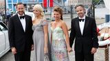 Am 1. Weihnachtsfeiertag 2019 ereilt die norwegische Königsfamilie eine traurige Nachricht: Ari Behn, Ex-Mann von Haakons Schwester Märtha Louise hat Suizid begangen. Der Künstler war depressiv. Im Interview mit "Aftenposten" erzählt der Kronprinz: "Ich vermisse Ari. Wir reden viel über ihn." Die Familie erinnere an die vielen schönen Momente. "Es ist so unglaublich traurig, dass er nicht mehr da ist", sagt Haakon. Als Ari Behn Anfang Januar 2020 beerdigt wird, kommt die gesamte Königsfamilie mit der Familie des Verstorbenen zusammen. Behn hinterlässt drei Kinder mit der Königstochter. "Wir standen einander immer sehr nah und sie war immer sehr wichtig", sagt Haakon über Märtha Louise. "Ich bin glücklich, dass ich eine gute Beziehung mit meiner Schwester habe." Dies gelte auch für ihren Verlobten Durek Verrett.