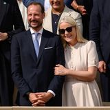 Sie haben sich vielleicht nicht gesucht, aber ganz eindeutig gefunden. Fast ein Vierteljahrhundert gehen Haakon und Mette-Marit von Norwegen gemeinsam durchs Leben und haben sich zu einem bärenstarken Team entwickelt. Sie haben Krisen gemeistert, ihr Land perfekt repräsentiert und eine glückliche Familie gegründet. Knapp vier Jahre nach Mette-Marits Krankheitsdiagnose haben sie eine neue Art gefunden, um die Aufgaben der Krone zu verteilen. 2022 gab es laut NDR eine Umfrage in Norwegen und 78 Prozent der Einwohner befürworten die Monarchie – auch ein Verdienst des Kronprinzenpaars. 
