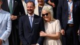 Sie haben sich vielleicht nicht gesucht, aber ganz eindeutig gefunden. Fast ein Vierteljahrhundert gehen Haakon und Mette-Marit von Norwegen gemeinsam durchs Leben und haben sich zu einem bärenstarken Team entwickelt. Sie haben Krisen gemeistert, ihr Land perfekt repräsentiert und eine glückliche Familie gegründet. Knapp vier Jahre nach Mette-Marits Krankheitsdiagnose haben sie eine neue Art gefunden, um die Aufgaben der Krone zu verteilen. 2022 gab es laut NDR eine Umfrage in Norwegen und 78 Prozent der Einwohner befürworten die Monarchie – auch ein Verdienst des Kronprinzenpaars. 