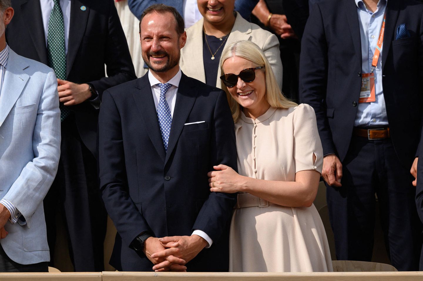 Norwegisches Königshaus: Sie haben sich vielleicht nicht gesucht, aber ganz eindeutig gefunden. Fast ein Vierteljahrhundert gehen Haakon und Mette-Marit von Norwegen gemeinsam durchs Leben und haben sich zu einem bärenstarken Team entwickelt. Sie haben Krisen gemeistert, ihr Land perfekt repräsentiert und eine glückliche Familie gegründet. Knapp vier Jahre nach Mette-Marits Krankheitsdiagnose haben sie eine neue Art gefunden, um die Aufgaben der Krone zu verteilen. 2022 gab es laut NDR eine Umfrage in Norwegen und 78 Prozent der Einwohner befürworten die Monarchie – auch ein Verdienst des Kronprinzenpaars. Sie haben sich vielleicht nicht gesucht, aber ganz eindeutig gefunden. Fast ein Vierteljahrhundert gehen Haakon und Mette-Marit von Norwegen gemeinsam durchs Leben und haben sich zu einem bärenstarken Team entwickelt. Sie haben Krisen gemeistert, ihr Land perfekt repräsentiert und eine glückliche Familie gegründet. Knapp vier Jahre nach Mette-Marits Krankheitsdiagnose haben sie eine neue Art gefunden, um die Aufgaben der Krone zu verteilen. 2022 gab es laut NDR eine Umfrage in Norwegen und 78 Prozent der Einwohner befürworten die Monarchie – auch ein Verdienst des Kronprinzenpaars.